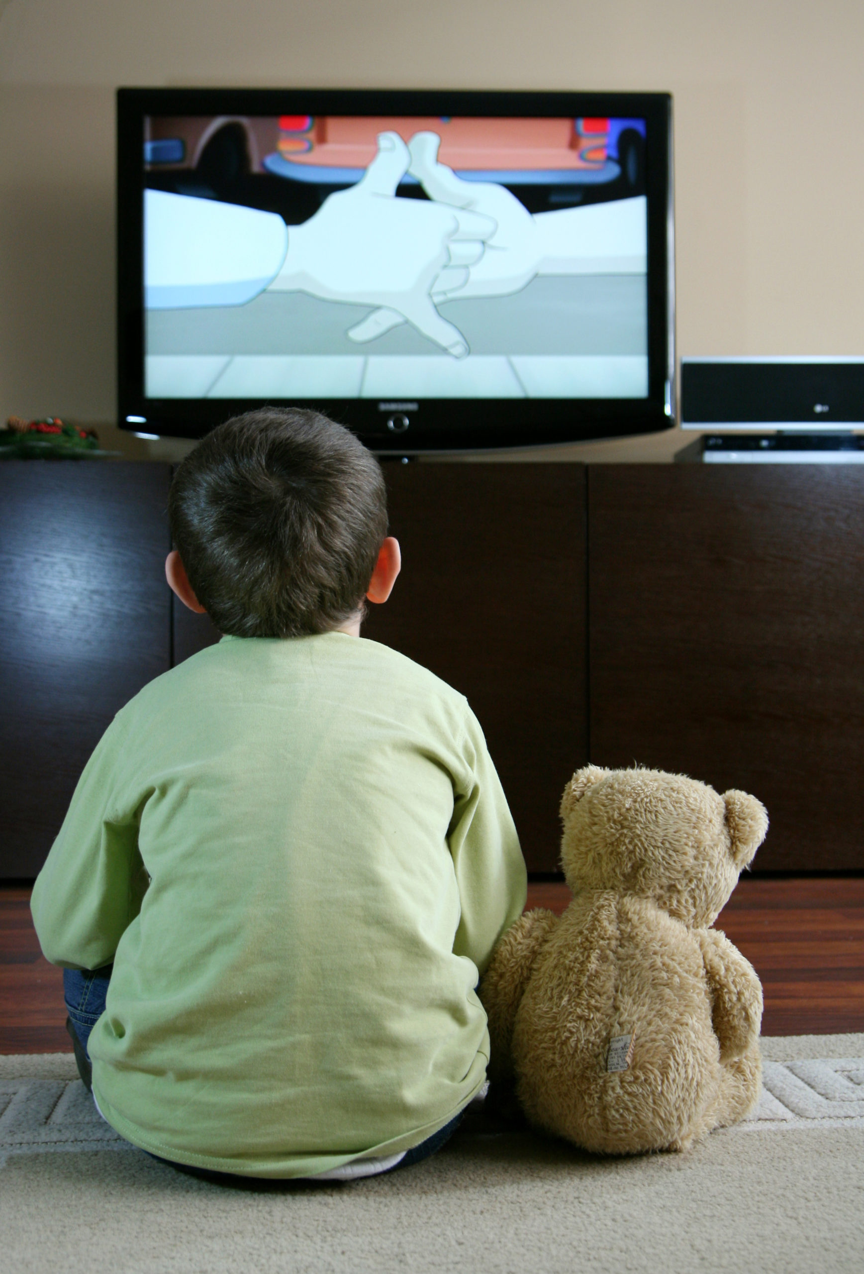 Включи телевизор детской. Телевизор для детей. Мальчик у телевизора. Ребенок сидит перед телевизором. Мальчик перед телевизором.