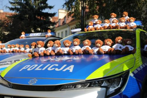 Rzecznik Praw Dziecka Mikołaj przekazał Policji 5000 misiów policjantów, które będą pomagać dzieciom