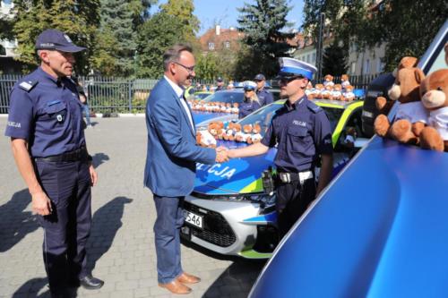 Rzecznik Praw Dziecka Mikołaj Pawlak przekazał Policji 5000 misiów, które będą pomagać dzieciom