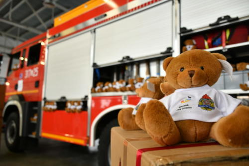 Rzecznik przekazał strażakom 2500 misiów ratowników. Będą pomagać dzieciom
