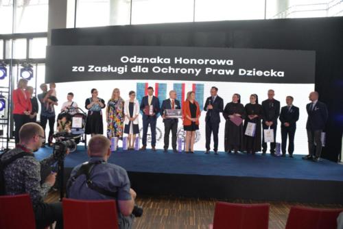 Rzecznik Praw Dziecka Mikołaj Pawlak wręczył Odznaki Honorowe za Zasługi dla Ochrony Praw Dziecka
