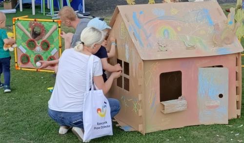 Namiot Rzecznika Praw Dziecka tętnił życiem! Gry i zabawy na pikniku w Kobylej Górze