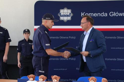 Rzecznik Praw Dziecka Mikołaj Pawlak przekazał Policji 5000 misiów, które będą pomagać dzieciom