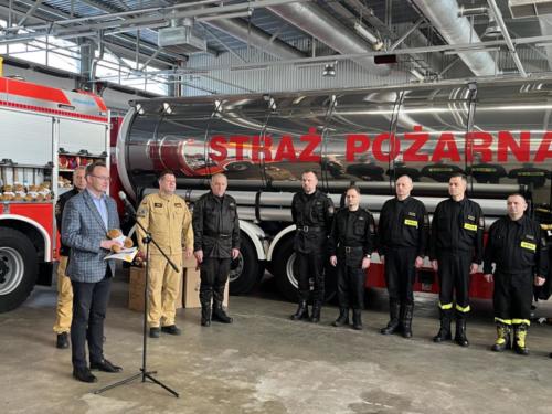 Rzecznik Praw Dziecka przekazał Państwowej Straży Pożarnej 2500 pluszowych misiów ratowników
