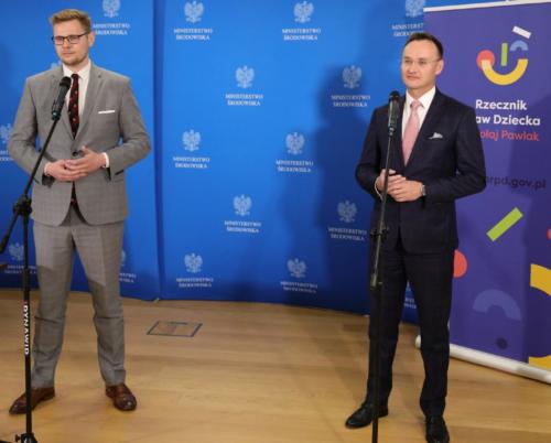 Minister Środowiska Michał Woś i Rzecznik Praw Dziecka Mikołaj Pawlak podpisali porozumienie o powołaniu Młodzieżowej Rady Ekologicznej