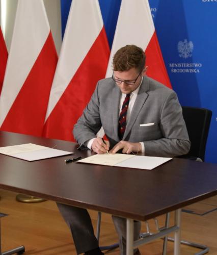 Minister Środowiska Michał Woś i Rzecznik Praw Dziecka Mikołaj Pawlak podpisali porozumienie o powołaniu Młodzieżowej Rady Ekologicznej